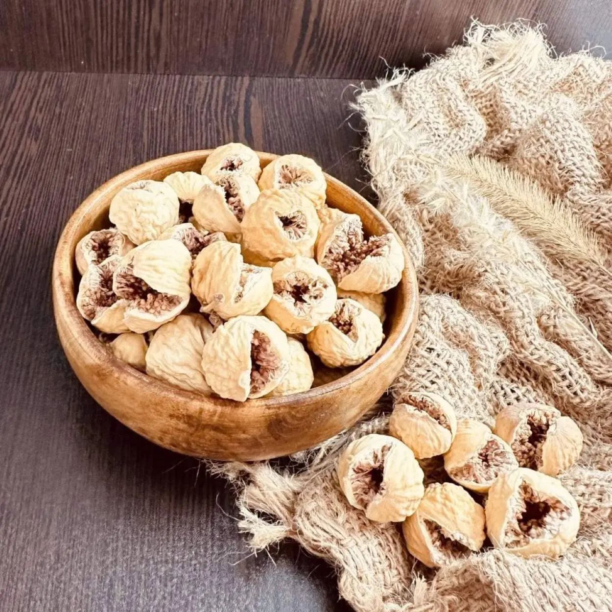 انجیر، این میوه جادویی با طعمی شیرین و دلچسب، هدیه‌ای از دل طبیعت است. سرشار از فیبر، ویتامین‌ها و مواد معدنی، انجیر می‌تواند به عنوان یک میان‌وعده سالم و مغذی در برنامه غذایی شما جای گیرد.  
ما در اینجا بهترین و تازه‌ترین انجیرهای طبیعی را ارائه می‌دهیم تا از طعم و خواص. شگفت‌انگیز آن لذت ببرید. با انتخاب انجیر، گامی کوچک اما مؤثر برای حفظ سلامتی خود بردارید